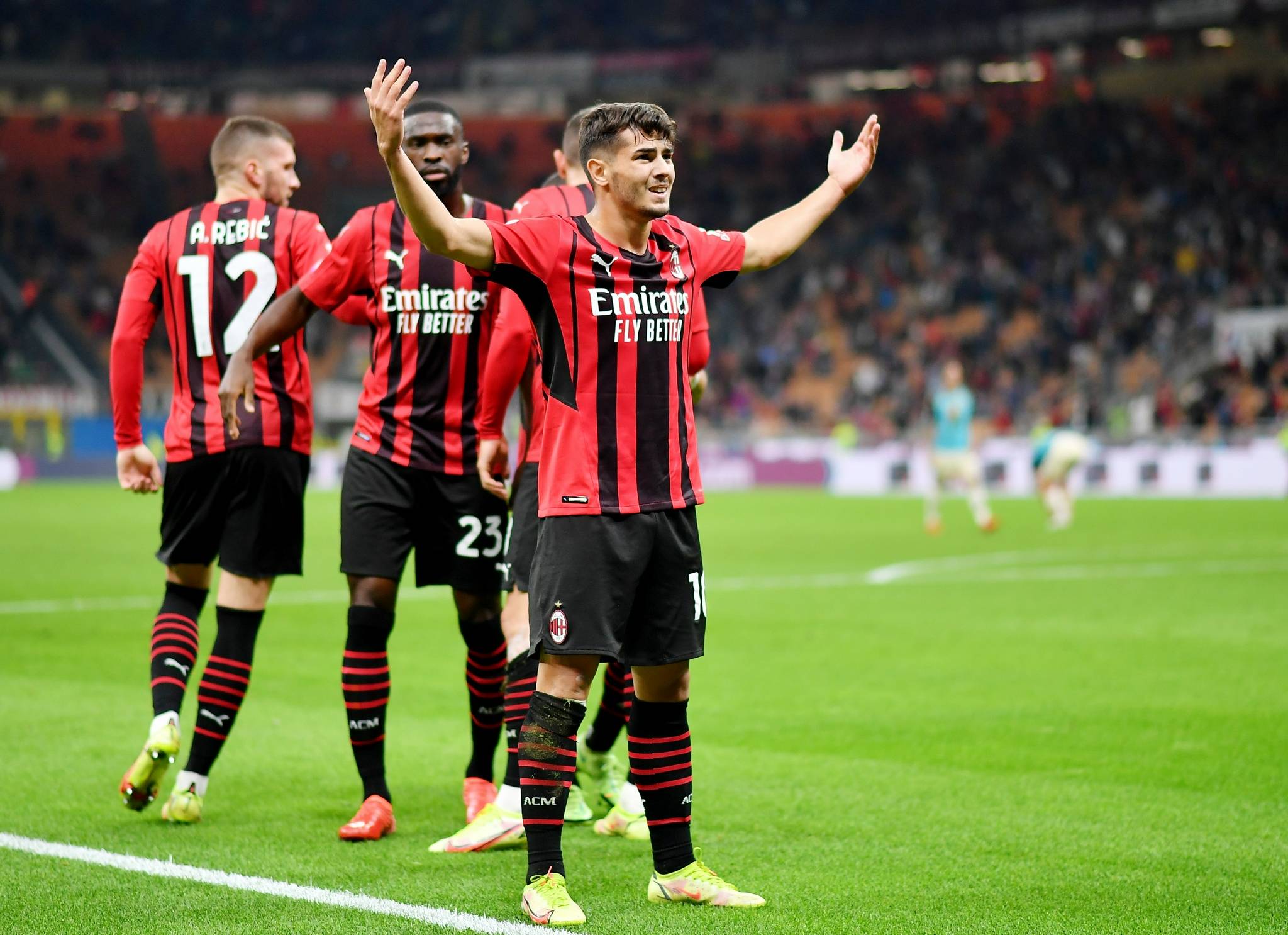 开云体育下载-AC米兰老板贴近球队，或有意引进世界级巨星的简单介绍