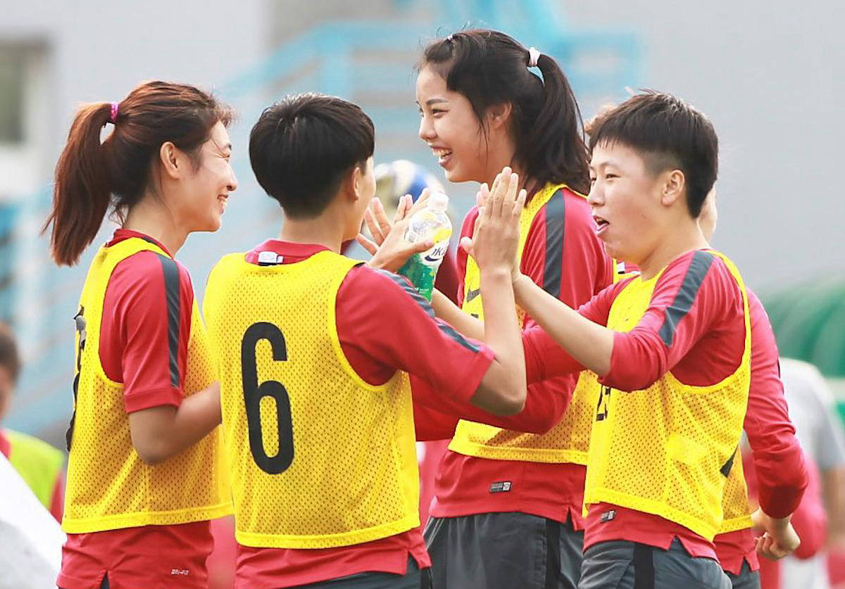 女足队员强势表现，击败对手