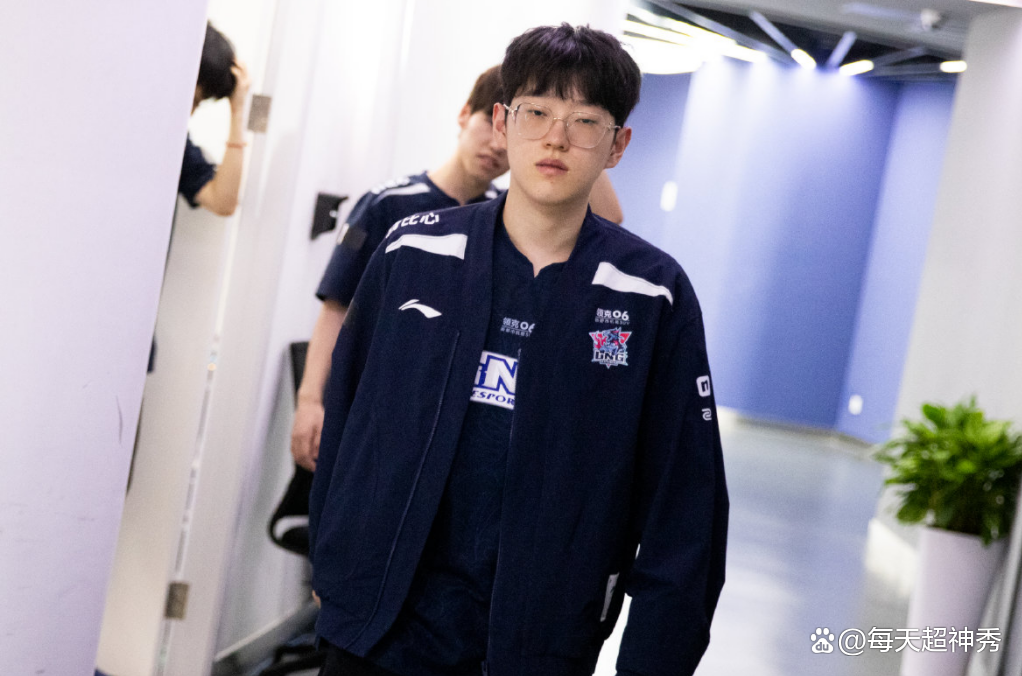 JDG力克EDG,Gumayusi操刀奇招英雄翻盘激烈交锋淘汰赛,技惊四座 JDG力克EDG,Gumayusi操刀奇招英雄翻盘激烈交锋淘汰赛,技惊四座