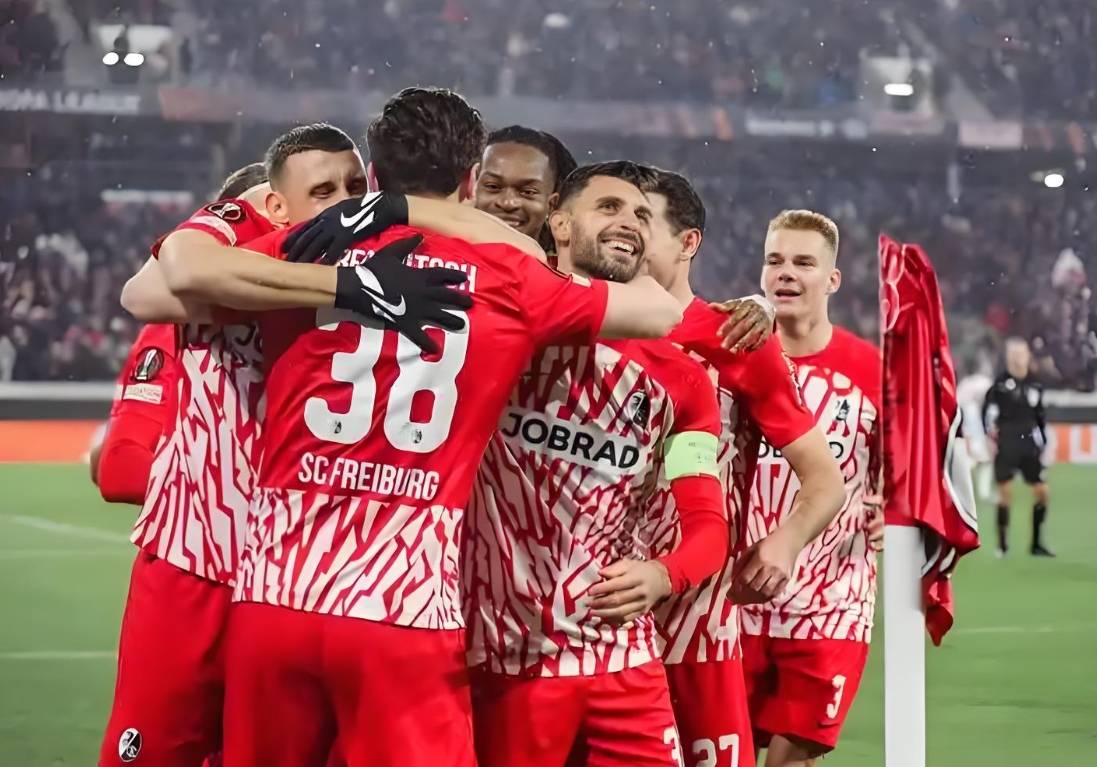 开云APP-弗赖堡球队卖力作战，取胜赢得欢呼的简单介绍