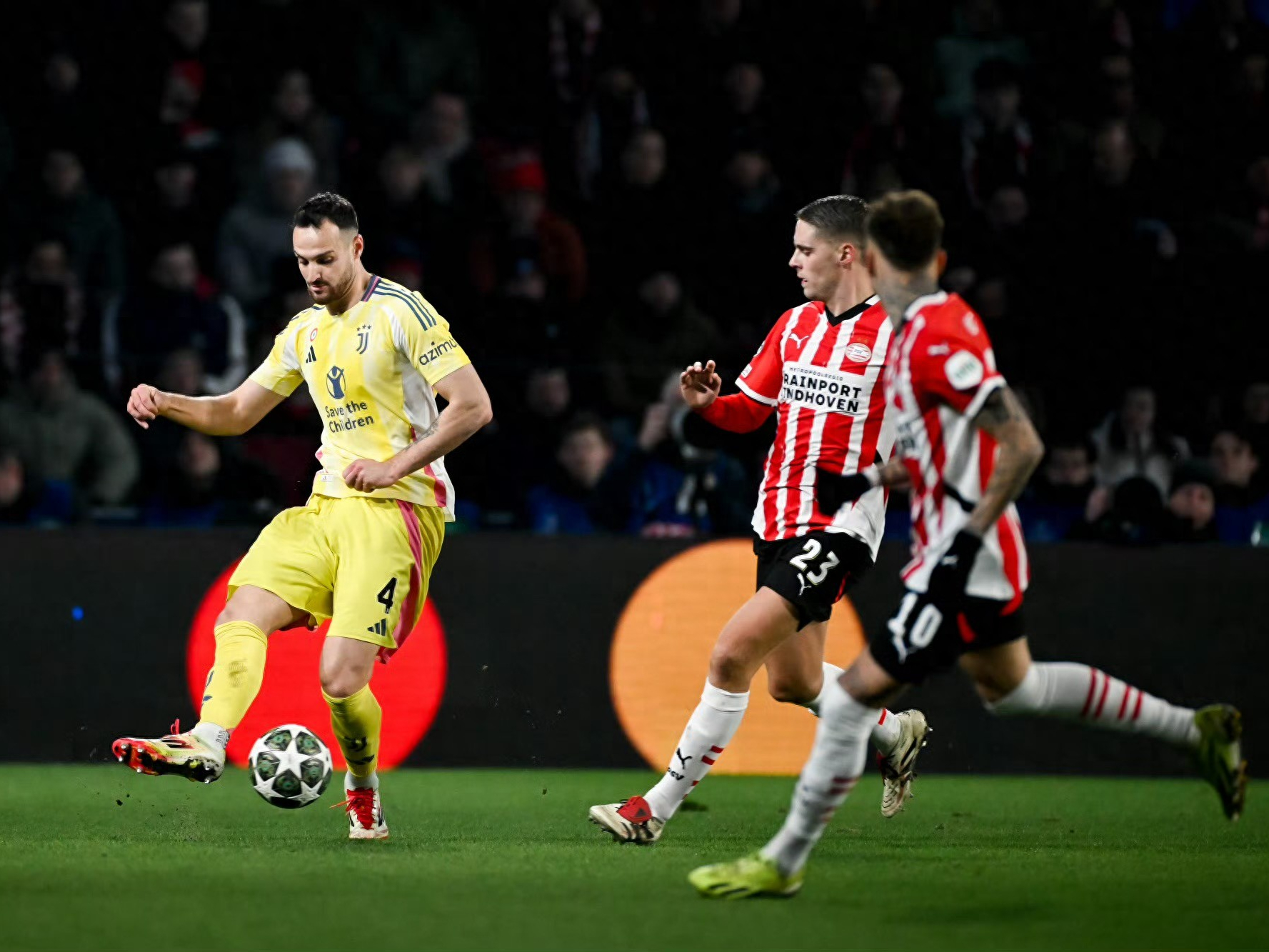 AC米兰鏖战阿森纳，苏亚雷斯状态火热的简单介绍